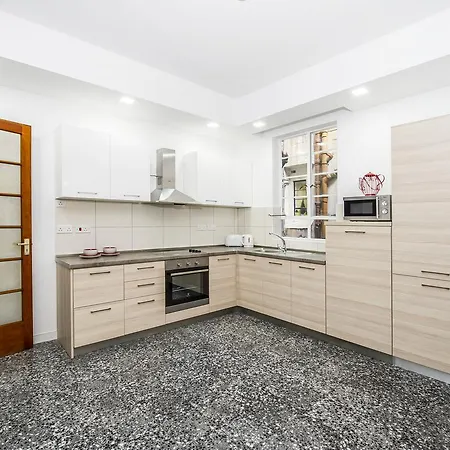 Charming 3 Bedroom Flat, Theoria Travel Apartamento Ta Xbiex